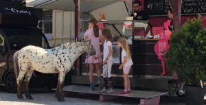 Eisessen mit Pferd